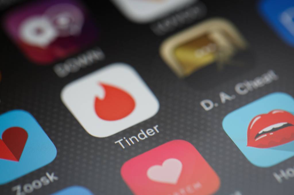 Coca-Cola e Vale recrutam jovens e usam “método Tinder” como referência