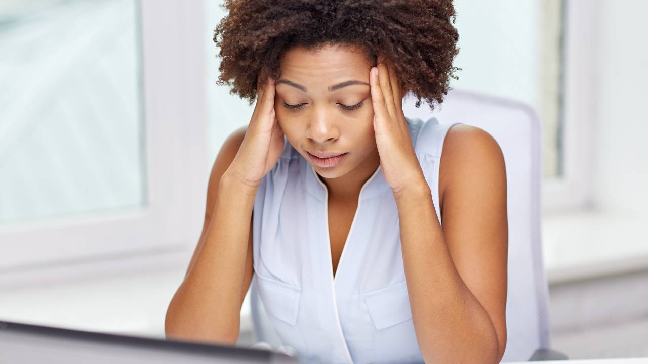 Mulher estressada no trabalho