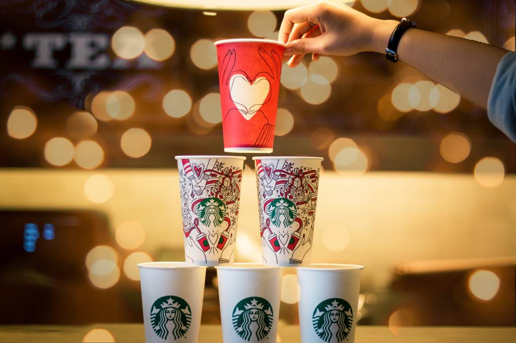 Starbucks Brasil vai ajudar funcionários trans a mudarem de nome