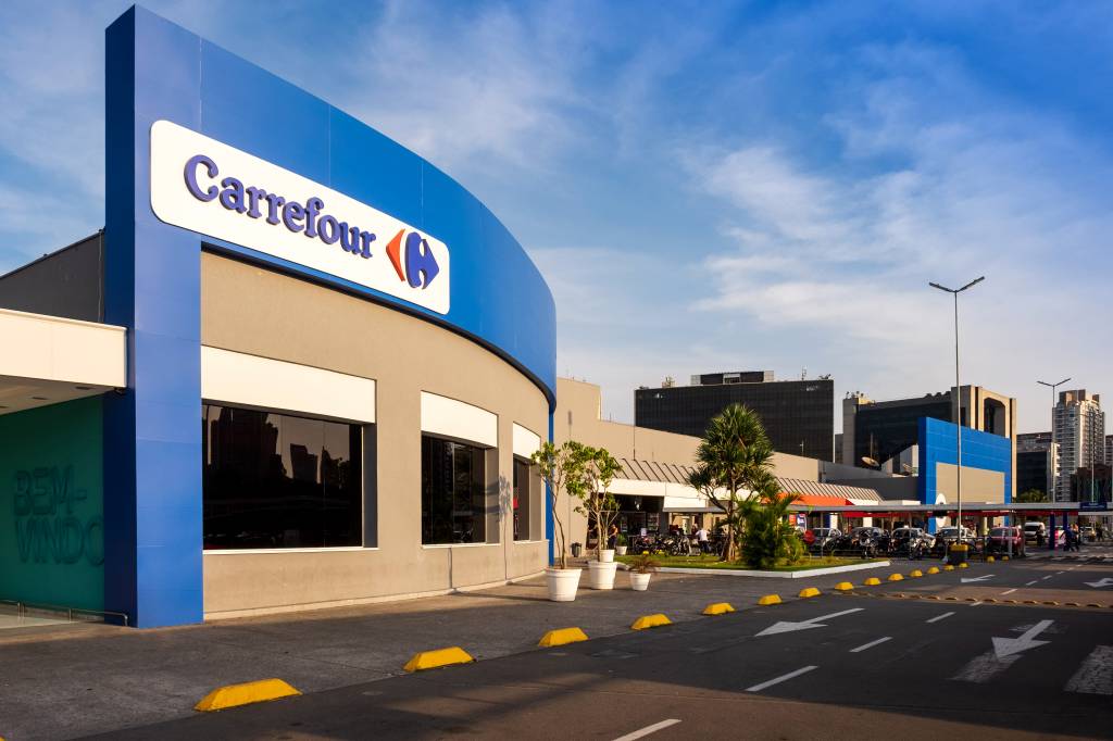 Carrefour dá folga para funcionários tomarem a vacina contra a covid-19