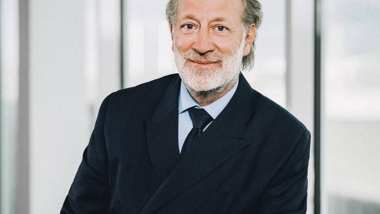 Jean-Claude Le Grand posa de terno e gravata
