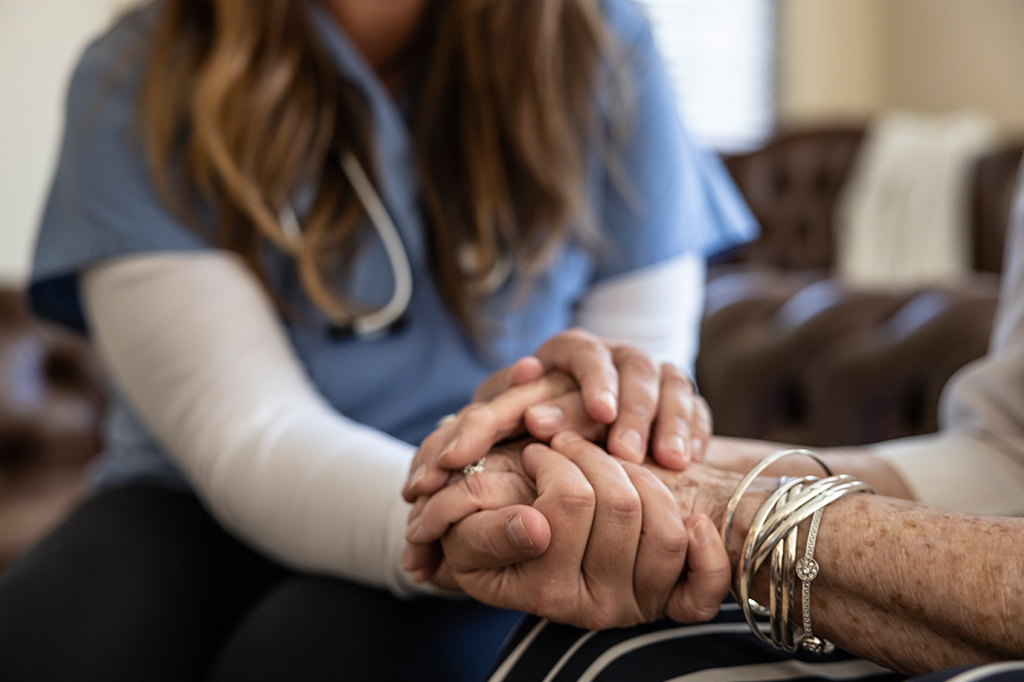 Aumenta a demanda por profissionais para cuidados domiciliares de idosos