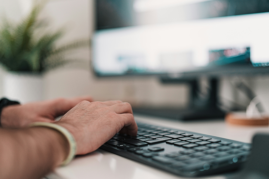 7 em cada 10 trabalhadores remotos não querem voltar à rotina presencial